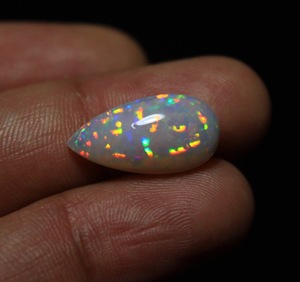 Gemas Hasnain, Ópalo de Fuego con Puntos, 5.60 Quilates, Ópalo Etíope Natural, 19.5*10*6.5mm, Corte Pera, Cabujón, Multifuego, Gema Suelta - Product Image 5