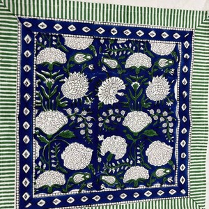 Serviettes en coton imprimées à la main 70x120cm, motif floral traditionnel bleu, vert, blanc pour la décoration de table - Product Image 4