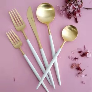 Ensemble de couverts en métal de haute qualité pour la table, cuillère, fourchette, paire de service, conçu pour une présentation élégante - Product Image 1