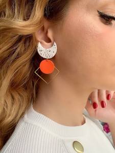 Boucles d'oreilles classiques en résine à clipser pour femmes - Tendance, élégantes, décontractées et idéales pour les soirées - Product Image 4
