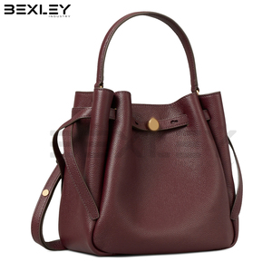 Sacs à main en cuir tressé bordeaux grainé avec poignée supérieure, bouton doré et sangle décorative frontale, personnalisables OEM/ODM avec étiquette sur mesure - Product Image 3