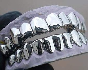 Grillz Diamantés Très Demandés pour Hommes, Bijoux Dentaires Hip Hop Plaqué Or, Grillz Tendance pour Fêtes et Style Rap, Fournisseur en Gros - Product Image 2