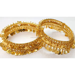 Eleve su estilo con este juego de brazaletes 4GR chapado en oro de 24 quilates con placa de estilo Elevez Votre anillo o Meilleur Prix Nouvelle de 24 quilates - Product Image 4