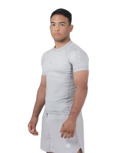 เสื้อรัดกล้ามเนื้อ MMA คุณภาพสูงแบบขายส่ง ปรับแต่งโลโก้ได้ แขนสั้น ผ้าสแปนเด็กซ์ ป้องกันแสงแดด พิมพ์ลายแบบซับลิเมชั่นตามสั่ง - Product Image 3