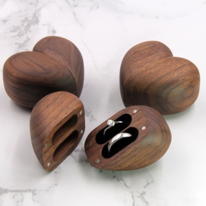 Caja de anillo de madera maciza con forma de corazón, caja de anillo de pareja de boda personalizada, <span class=keywords><strong>regalo</strong></span> de <span class=keywords><strong>5</strong></span> <span class=keywords><strong>aniversario</strong></span> - Product Image 1