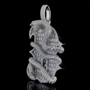 Colgante de Dragón con Incrustaciones de Diamantes Baguette y Engaste de Garra, Bañado en Rodio para Hombre - Product Image 1