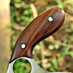 Hache à dépecer artisanale A&M Enterprises de style Ulu avec lame en acier poli, design à boucle pour le doigt et manche en bois de rose - Product Image 4