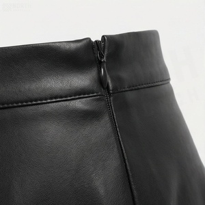 Jupe mini trapèze en similicuir pour femme, taille élastique, plissée brillante, couleur unie, toutes saisons - Product Image 4