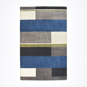 Tapis DECORDEC en laine indigo bleu gris ivoire, antidérapant, écologique, à blocs de couleur, moderne, abstrait, géométrique, pour salon - Product Image 1