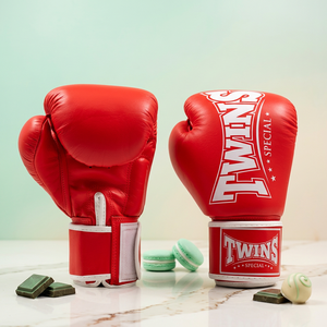 Gants de boxe professionnels en cuir avec logo personnalisé imprimé en sérigraphie rouge, sangle de poignet réglable, fermeture à boucle, gants unisexes - Product Image 1