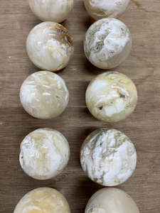 Piedras Preciosas Naturales de Pluma Blanca de Indonesia de Alta Calidad al por Mayor, Forma Esférica, Cristal Curativo Artesanal de 5 cm - Product Image 6