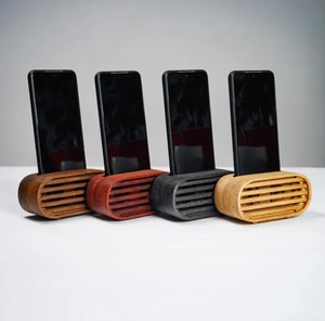 Support de téléphone en bois artisanal Boosting Audio Son et design supérieurs par Humran Export - Product Image 3