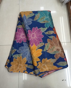 Tissu chinon multicolore à imprimé positionné |   Tissu en soie imprimé numérique floral de qualité supérieure pour sari, robe, lehenga, vente en gros - Product Image 3