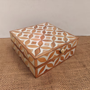Boîte artisanale incrustée : décor floral, boîte en bois et os - Product Image 1