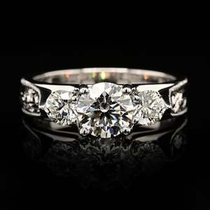 แหวนมอสซาไนต์แบบกำหนดเอง VVS DIAM Platinum 950 แหวนสามเม็ดลายสลักแบบวินเทจ วงแหวนแต่งงาน ได้รับการรับรองจากบุคคลที่สาม VVSLR - Product Image 4
