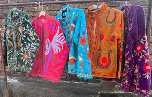 เสื้อแจ็คเก็ตผ้ากำมะหยี่หรูหราสำหรับผู้หญิง คอปกแบบแมนดาริน ลายซูซานี – งานปักลายพฤกษศาสตร์สีสันสดใสแบบสั่งทำพิเศษ ปักด้วยมือ - Product Image 6