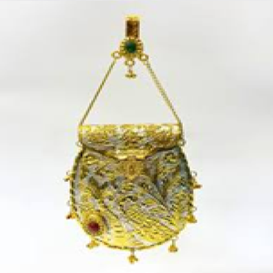 Bolso de mano esférico antiguo de latón dorado con tallado floral y borlas laterales con cuentas de perlas al por mayor. - Product Image 2