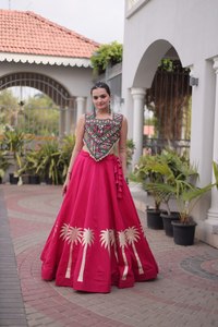 ชุดเลเฮนกาโชลีสีชมพูสำหรับงานนวรมตรี ดีไซน์เนอร์ ผลิตจากผ้าฝ้ายเนื้อหนัก ตกแต่งด้วยงานกระจกแท้ พิมพ์ลายดิจิทัล เหมาะสำหรับงานปาร์ตี้ฤดูหนาว งานแต่งงาน การ์บา และงานดันดียา - Product Image 5