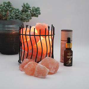 Lámpara de sal del Himalaya en forma de lágrima, tallada a mano, luz de mesa de sal rosa con interruptor regulador y base de madera - Product Image 2