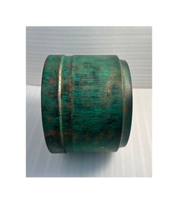 Macetero de hierro de diseño único con acabado en pátina verde, adecuado para uso decorativo con plantas en el hogar, jardín o balcón. - Product Image 3