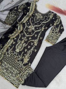 Ensemble Salwar Kameez de Luxe en Soie Noir Jet avec Broderie Lourde en Zari Doré et Paillettes, Kurta Droit et Pantalon, Style Indien Pakistanais pour Mariage et Cérémonies - Product Image 5