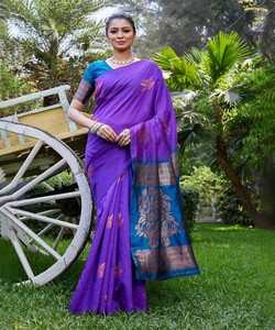 Sari de Seda Morado con Borde Azul, Traje Tradicional Indio para Bodas, para Mujer - Product Image 1
