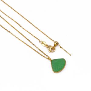 จี้รูปสามเหลี่ยมทำจากเพรนไนต์และแคลซิโดนี แกะสลักด้วยมือ ชุบทองคำแท้ ประดับด้วยพลอยธรรมชาติ ดีไซน์ทันสมัย - Product Image 3