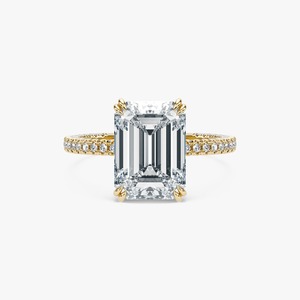 Anillo de compromiso de lujo de oro de 14 quilates con diamante de laboratorio de corte esmeralda de 4.5 quilates, halo oculto y pavé. - Product Image 1