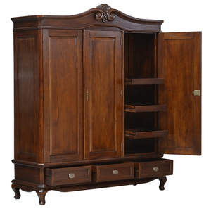 Cette magnifique armoire Amarta à trois niveaux est fabriquée en bois de mahogany massif de couleur marron pour une utilisation dans la chambre. - Product Image 3