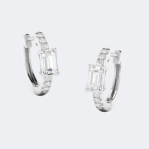 Pendientes de aro tipo Huggie solitarios con esmeralda de 0.70 quilates de peso total, corte redondo, engaste pavé y puntas, en oro de 9K - Product Image 2