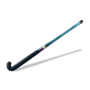 Bâton de hockey sur gazon léger conçu pour une maniabilité rapide, des coups puissants, un contrôle fiable et des performances durables - Product Image 1