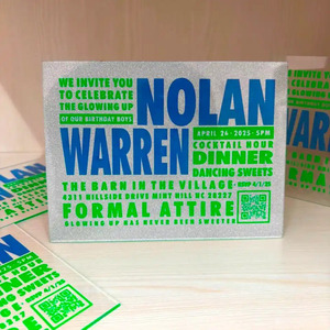 Invitación de Cumpleaños Personalizada en Acrílico con Purpurina Plateada, Tipografía Gruesa, Impresión en Azul y Verde Neón, Tarjeta de Invitación con Código QR - Product Image 2