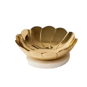 Elegante cuenco decorativo de latón con acabado dorado pulido y base de mármol para un estilo de mesa de lujo y decoración del hogar de primera calidad. - Product Image 1