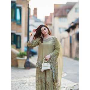 Ensembles de costumes pour femmes de créateurs avec broderie et sequins - Haut - Bas et dupatta - Product Image 2