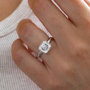 Anillo de Compromiso Sostenible con Diamante Cultivado en Laboratorio de 2 Quilates, Corte Asscher, Media Montura, Oro de 14K, Certificado IGI - Product Image 4