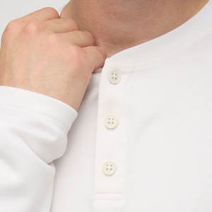 Camisa Henley de nuevo stock con acabado suave y corte relajado para atuendos casuales, camisa Henley ligera - Product Image 5