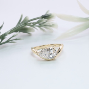 Élégante bague solitaire en or jaune pour femme, avec diamant de laboratoire taille poire East West, à tige croisée, personnalisée, cadeau d'anniversaire raffiné - Product Image 1