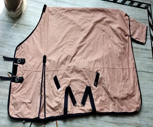 Couverture de selle intégrée pour cheval avec 4 sangles de fixation et doubles fermetures poitrine pour l'entraînement extérieur toutes saisons, fabriquée en Inde - Product Image 3