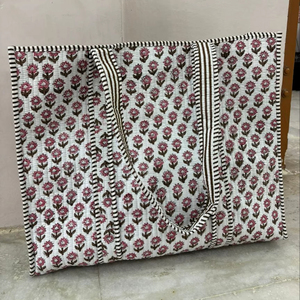 Bolsa de Mano Acolchada de Lona Sostenible - Bolsa de Playa con Bordado Floral Bohemio y Estampado a Mano para Mujer - Product Image 1