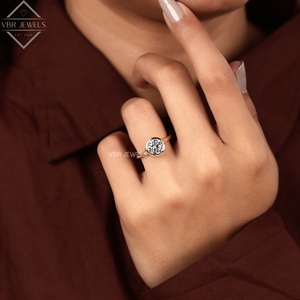 Bague solitaire en or jaune avec diamant rond serti, bijou de fiançailles et de mariage, cadeau pour femme, design classique et luxueux - Product Image 6