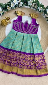 Magnifique robe ethnique pour fille en soie jacquard avec motif lotus, travail de broderie Magham et manches fantaisie, prête à porter, mode féminine - Product Image 2