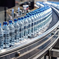Ligne de production de machines de remplissage et d'embouteillage entièrement automatiques pour bouteilles PET de 200 à 2000 ml d'eau minérale purifiée