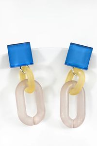 Boucles d'oreilles classiques en résine avec fleurs séchées véritables, qualité export, design personnalisé pour mariage et soirée - Product Image 3