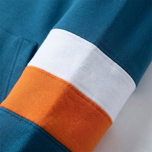 Sweat-shirt à capuche unisexe bleu, coupe oversize, décontracté, en tricot, avec blocs de couleur et bandes blanches et oranges sur les manches - Product Image 3