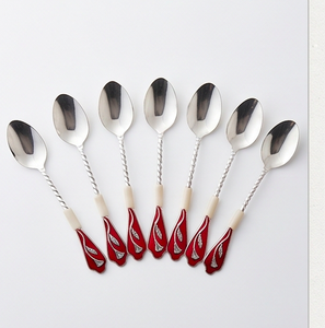 Elegante Juego de Cubiertos de Metal con Mangos Trenzados y Perillas Decorativas Rojas, Aptos para Lavavajillas, Vajilla para Bodas - Product Image 1