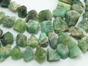 Tranche brute naturelle vert émeraude 8 pouces 10-15 mm de longueur environ, puce non taillée, nuage de pierres, plaque PMEGEMSBEADS, certifié par un tiers - Product Image 5