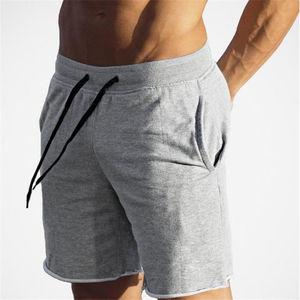 Shorts de sport pour homme à imprimé géométrique rouge avec empiècements latéraux noirs, taille à cordon de serrage, séchage rapide, polyester/coton, poches zippées - Product Image 2
