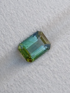 Turmalina Verde Natural, Corte Ovalado 8.5x6.5 mm, Gema Suelta Facetada de 1.70 Quilates, Haram Gems Art Rajasthan, para Joyería - Product Image 1