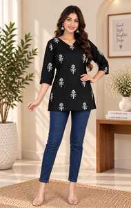 Kurti Corto con Estampado Floral Negro para Mujer |   Elegante Túnica Étnica de Rayón con Mangas 3/4 |   Blusa Elegante Informal de Estilo Indio |   Eve a la Moda - Product Image 3
