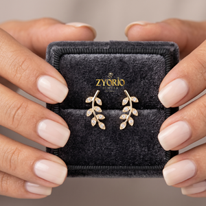 Pendientes de Oro de 14K con Flecha y Diamantes Cultivados en Laboratorio, Certificados por IGI, Micro Pavé Blanco D.E., de Zyorio Jewels Color E Joyería Fina de Lujo - Product Image 4